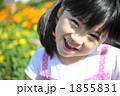 お花の前で笑顔