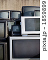 捨てられたテレビ