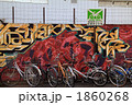ストリートアートと放置自転車