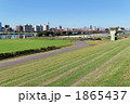 西新井橋付近の河川敷より荒川上流方面を臨む