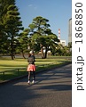 皇居を走る女性１０４