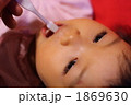 歯磨きをしてもらう子供の顔アップ