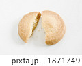 1871749