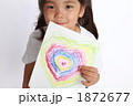 ハートの絵を見せる女の子