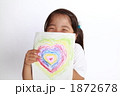 ハートの絵を見せる女の子