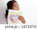 ハートの絵を見せる女の子