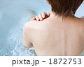 温泉につかる女性