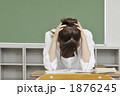 頭を抱える女子校生