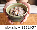 お茶碗を渡す