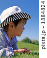 芝生に寝そべる子供