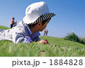 芝生に寝そべる子供