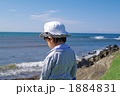 海岸で俯いて