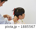 園児の散髪シーン
