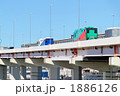 首都高速と通過中の競走馬輸送中の車両 