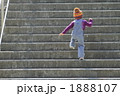 階段を上る女の子の後姿