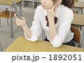 携帯電話を見る女子高生