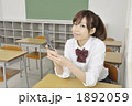 携帯電話を見る女子高生