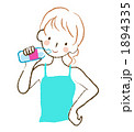 水を飲む女性