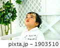 シャボン玉を不思議そうに見ている１歳児