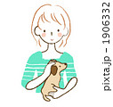 犬をなでる女性