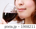 ワインを飲む女性