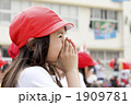 運動会で応援する女の子