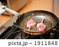 ラム肉を焼く