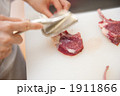 ラム肉をたたく