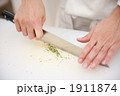 香草を刻む