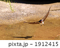 眼光鋭く