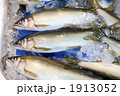 鮮魚店に並んだアユ