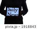 iPadの画面に表示された文字Daily Newsを見せる女性