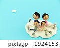 雲の上に座る家族
