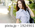 市街地を歩く若い女性
