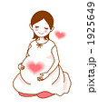 座る妊婦