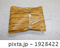 経木に包まれた精肉