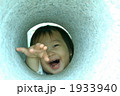 穴から手を伸ばす女の子