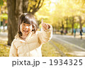 イチョウと女の子　グッドのポーズ