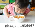 お菓子を覗く赤ちゃん