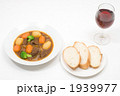 ビーフシチューとパンとワイン