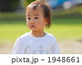 公園で遊ぶ1歳の女の子