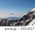 北岳の肩より、残雪の富士山を眺める