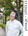 音楽を聴く20代の大学生