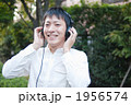 音楽を聴く20代の大学生