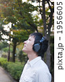 音楽を聴く20代の大学生