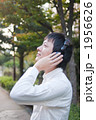 音楽を聴く20代の大学生