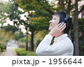 音楽を聴く20代の大学生