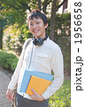 ファイルを持つ20代の大学生
