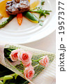 薔薇の花束と料理