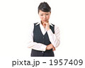 悩む新入社員（モデル：朝花じゅり）